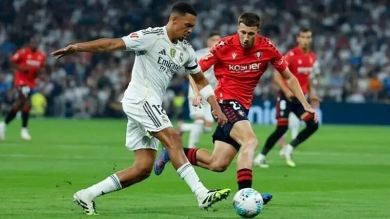 Trent Alexander-Arnold và Dean Huijsen, Alonso đã tận dụng triệt để các pha phát động từ tuyến dưới
